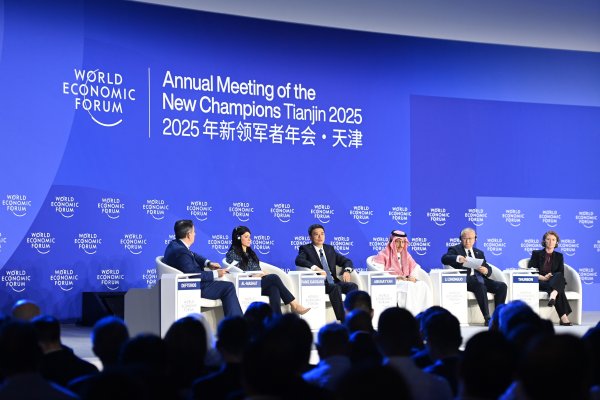 配亿多 新华视点｜新能源转型、新产业升级、新技术革命——2025夏季达沃斯论坛热点扫描