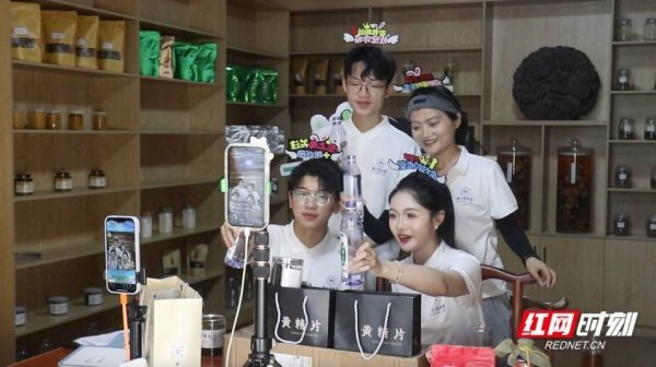 鑫优配 湖南师大学子直播助农，让柳林村农产品搭上云端快车道